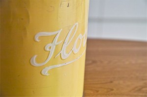 Regency Ware　リージェンシー　英国　ウェアー社製　フラーワー缶　サーカステント柄イエロー　５