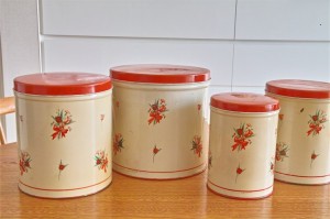 TIN缶　キャニスター４つセット　アメリカビンテージ　赤色の蓋に花束柄