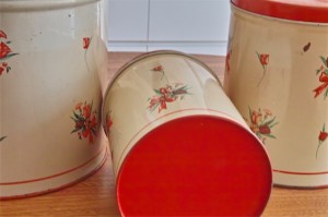 TIN缶　キャニスター４つセット　アメリカビンテージ　赤色の蓋に花束柄　４