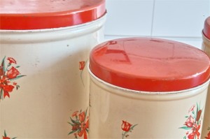 TIN缶　キャニスター４つセット　アメリカビンテージ　赤色の蓋に花束柄　３