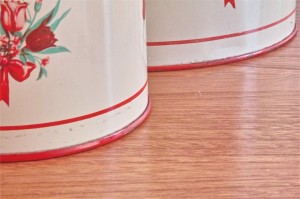 TIN缶　キャニスター４つセット　アメリカビンテージ　赤色の蓋に花束柄　１