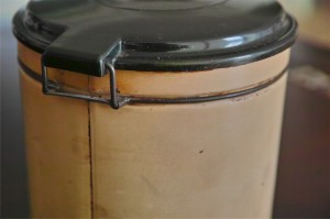 英国製　ビスケット缶　古いタイプのプラスチックがかっこいいです。　６