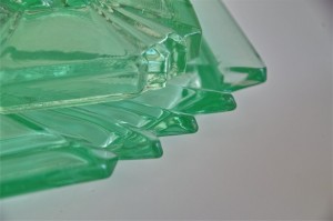ガラス製グリーンカラー　ドレッサーセット　トレー・アクセサリーデッシュ・キャンドルホルダー×２セットで　５