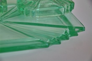 ガラス製グリーンカラー　ドレッサーセット　トレー・アクセサリーデッシュ・キャンドルホルダー×２セットで　２