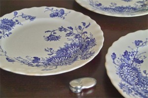 径20センチ　英国　1887-1936年製　ケーキ皿　ブルーのお花柄３枚組　Late Mayers製　９