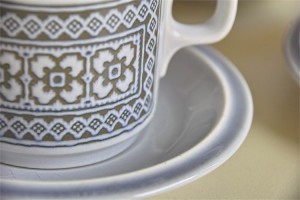 英国　ホーンジー（HORNSEA）コーヒーカップ&ソーサー　×　３ヶセットで　タペストリー柄　６
