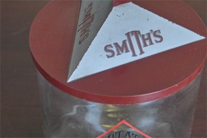 英国　SMITH’S ポテトチップ　販売用のガラスケース　珍しいプラスチックの蓋のタイプ　６