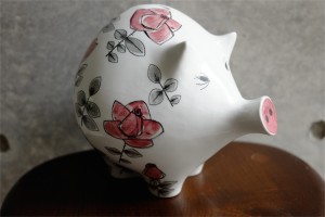RORSTRAD(ロールストランド)社　スエーデン　薔薇柄がエレガントぶたの貯金箱　Marianne Westman （マリアンヌ・ウェストマン）デザイン