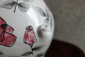 RORSTRAD(ロールストランド)社　スエーデン　薔薇柄がエレガントぶたの貯金箱　Marianne Westman （マリアンヌ・ウェストマン）デザイン