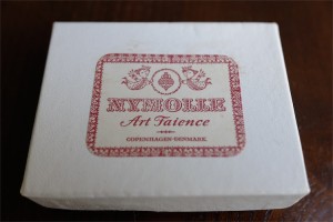 デンマーク　NYMOLLE窯製　陶器のイヤリング&ブローチ　Lizzieデザイン　箱はビョルン・ヴィンブラッド（Bjorn Wiinblad 1918-2006 ）デザイン