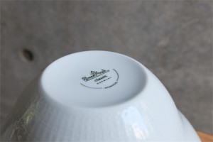 ドイツ　ローゼンタール製　ビョルン・ヴィンブラッドデザイン　ロマンスシリーズ　大きな白磁のサラダボウル　径２１．５㌢