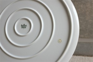 ドイツ　ローゼンタール製　ビョルン・ヴィンブラッドデザイン　ロマンスシリーズ　径３２．５㌢　白磁に金彩の大きな平皿