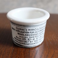 1840年代から 88年　英国　CLARKE 社　陶器の軟膏入れ　超ミニなレア品　１４