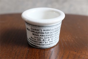 1840年代から 88年　英国　CLARKE 社　陶器の軟膏入れ　超ミニなレア品　１４