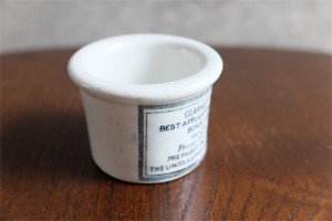 1840年代から 88年　英国　CLARKE 社　陶器の軟膏入れ　超ミニなレア品　１３