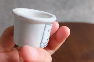 1840年代から 88年　英国　CLARKE 社　陶器の軟膏入れ　超ミニなレア品　７