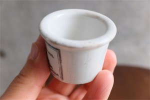 1840年代から 88年　英国　CLARKE 社　陶器の軟膏入れ　超ミニなレア品　５