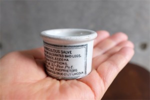 1840年代から 88年　英国　CLARKE 社　陶器の軟膏入れ　超ミニなレア品　３