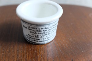 1840年代から 88年　英国　CLARKE 社　陶器の軟膏入れ　超ミニなレア品　２