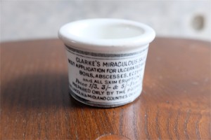 1840年代から 88年　英国　CLARKE 社　陶器の軟膏入れ　超ミニなレア品　１