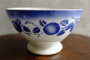 カフェオレボウル　その３４　フランス　Badonviller　（バドンヴィレー）製　青い実柄　１９１０年以前の製品