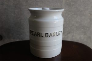 英国　キッチン雑貨　陶器製ジャー　pearl barley 〔精白した大麦〕入れ