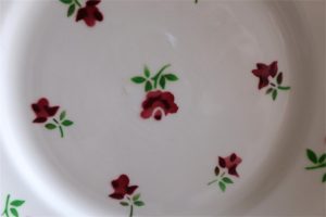 フランス　Ｂａｄｏｎｖｉｌｌｅｒ （バドンヴィレー）製　直径20.8㌢　プレート　　赤の小花柄