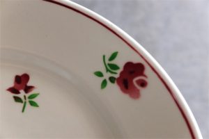フランス　Ｂａｄｏｎｖｉｌｌｅｒ （バドンヴィレー）製　直径20.8㌢　プレート　　赤の小花柄
